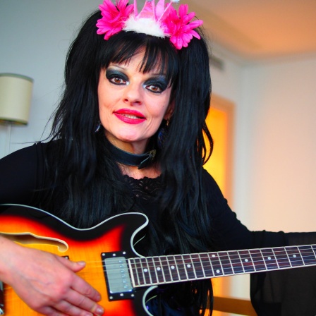 Nina Hagen mit Gitarre