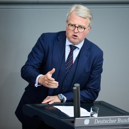 Frank Schäffler (FDP) spricht bei der Debatte über den Etat des Bundesministeriums für Ernährung und Landwirtschaft in der Plenarsitzung im Deutschen Bundestag.