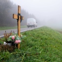 Ein Holzkreuz zum Gedenken wurde am Tatort an der K22 bei Kusel aufgestellt, wo Ende Januar 2022 zwei Polizisten im Dienst getötet wurden.