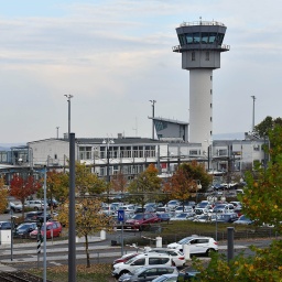 Das Empfangsgebäude und der Tower des Flughafen Erfurt-Weimar. 