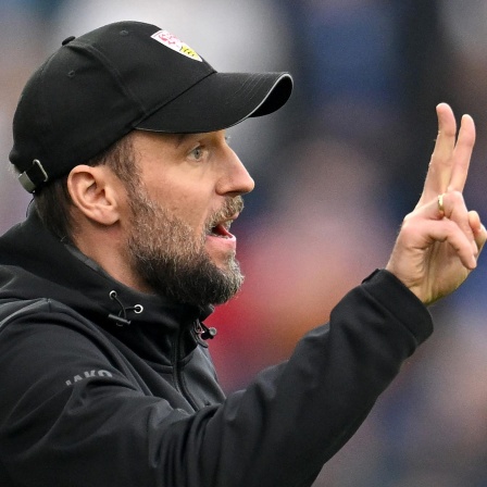 Stuttgarts Trainer Sebastian Hoeneß gibt Anweisungen an sein Team.