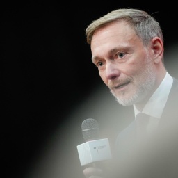 Christian Lindner Bundesfinanzminister (FDP) mit Mikrophon 