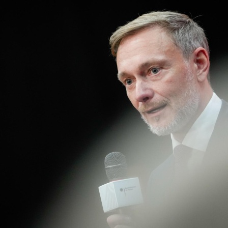 Christian Lindner Bundesfinanzminister (FDP) mit Mikrophon 