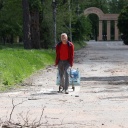 Mann läuft auf Straße im Kriegsgebiet