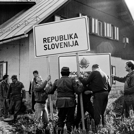 Männer der slowenischen Miliz errichten am 29. Juni 1991 an der österreichischen-slowenischen Grenzstation am Seebergsattel eine Tafel mit der Aufschrift &#034;Republik Slowenien&#034;.