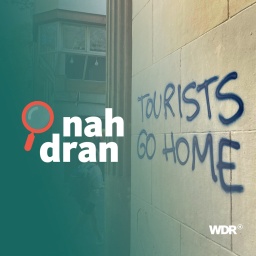 Das Bild zeigt ein Graffiti auf einer Hauswand. Dort steht "Tourists go home" - Touristen geht nach Hause.