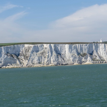Die Kreidefelsen von Dover sind hellweiße Klippen, die einen Teil der britischen Küstenlinie bilden und über die Straße von Dover nach Frankreich schauen. Archivfoto