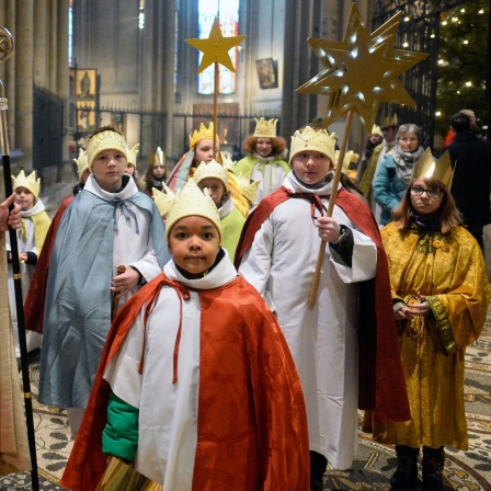 Rainer Maria Wölki, Erzbischof von Köln, feiert zusammen mit vielen kleinen Helfern im Dom