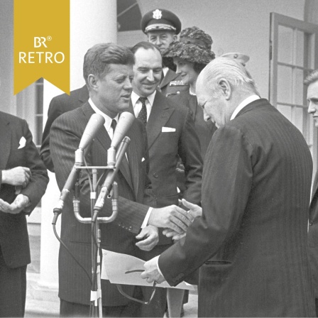 John F. Kennedy gratuliert Randolph Churchill zur Auszeichnung seines Vaters. | Bild: picture alliance / Schulmann-Sachs | Schulmann-Sachs
