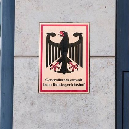 Goldfarbenes Schild an der Zufahrt mit dem Bundesadler und der Aufschrift "Generalbundesanwalt beim Bundesgerichtshof"