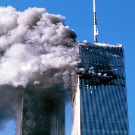 Ein brennender Turm des New Yorker World Trade Center.