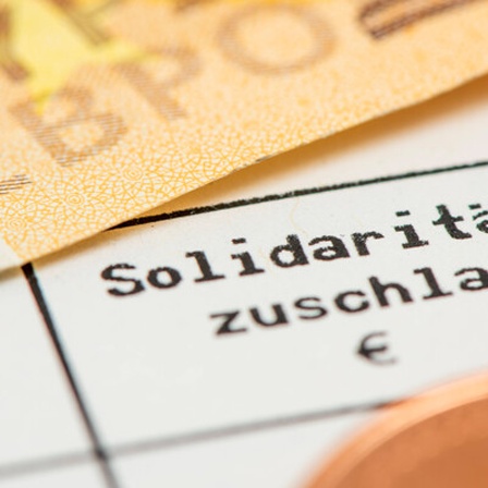 Ein Steuerbescheid auf dem "Solidaritätszuschlag" steht.
