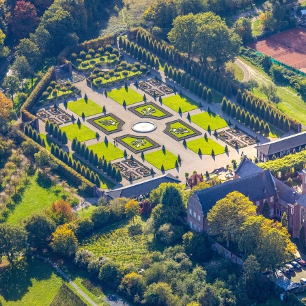 Luftbild des Kloster Kamps und des Klostergartens in Lintfort. 