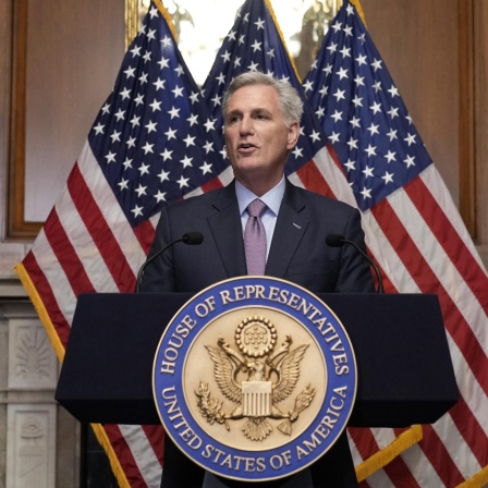 Kevin McCarthy, Abgeordneter und ehemals Vorsitzender des US-Repräsentantenhauses, spricht zu Reportern,nachdem er als Sprecher des Repräsentantenhauses abgesetzt wurde. (Bild: J. Scott Applewhite/AP/dpa-Bildfunk)