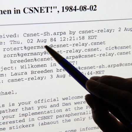 Eine Hand zeigt am 21.07.2009 in Karlsruhe auf einem Computerbildschirm auf die erste E-Mail in Deutschland, die am 3.8.1984 in Karlsruhe empfangen wurde.