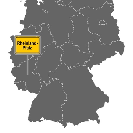 28 Jahre nach der Gründung des Bundeslands Rheinland-Pfalz gibt es im Januar 1975 Volksabstimmungen in einigen Landesteilen. Die Menschen dürfen abstimmen, ob sie weiter Teil des Bundeslands bleiben oder Nordrhein-Westfalen bzw. Hessen angehören wollen. Die Wahlbeteiligung ist niedrig, aber die Bevölkerung hat das anfangs umstrittene Bundesland angenommen: Rheinland-Pfalz bleibt wie es ist