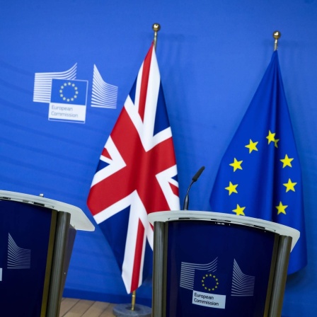 Die britische und die EU-Flagge auf einer Pressekonferenz der EU-Kommission