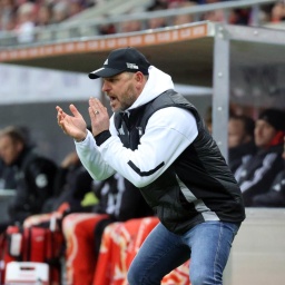 Union-Trainer Steffen Baumgart gestikuliert am Spielfeldrand während der Partie gegen Heidenheim.