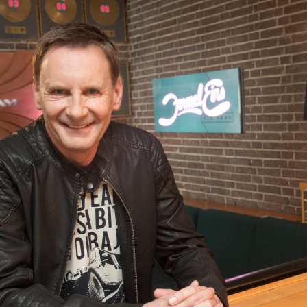 Der Moderator Peter Illmann lächelt anlässlich der Präsentation der Show-Reihe &#034;Formel Eins - Die 90er&#034; von RTL Nitro.