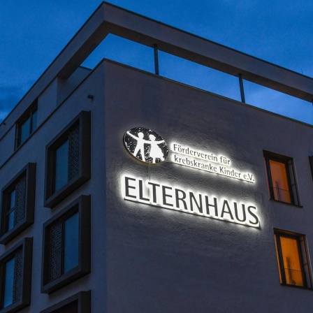 Elternhaus - Foerderverein für krebskranke Kinder: Beleuchteter Schriftzug an einem Elternhaus, neben der Kinder- und Jugendklinik des Uni-Klinikums Freiburg. 