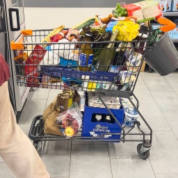 Randvoll gefüllter Einkaufswagen im Supermarkt