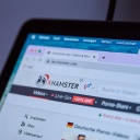 Auf einem Laptop ist in einem Browser das Pornoportal "xHamster" geöffnet.