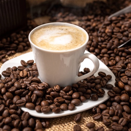 Cappuccino und geröstete Kaffeebohnen