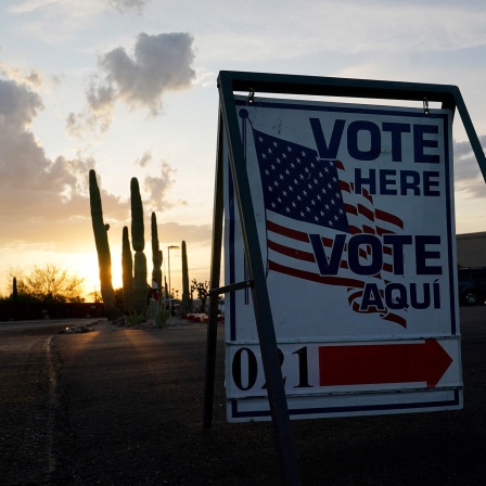 Arizona: Wegweiser zum Wahllokal bei Sonnenuntergang, Tucson 03.11.2020; © picture alliance/AP/Ross D. Franklin