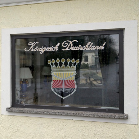 Das Logo des "Königreich Deutschland" prangt am 23.02.2017 am Fenster eines Pförtnerhauses in Lutherstadt Wittenberg (Sachsen-Anhalt). Auf dem gut neun Hektar großen Gelände eines ehemaligen Krankenhauses hatte der selbst ernannte "König von Deutschland" vor einigen Jahren sein Königreich ausgerufen. 
