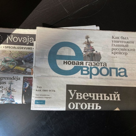 Die lettische und russische Ausgabe der «Nowaja Gaseta. Europa» liegen auf einem Tisch. 