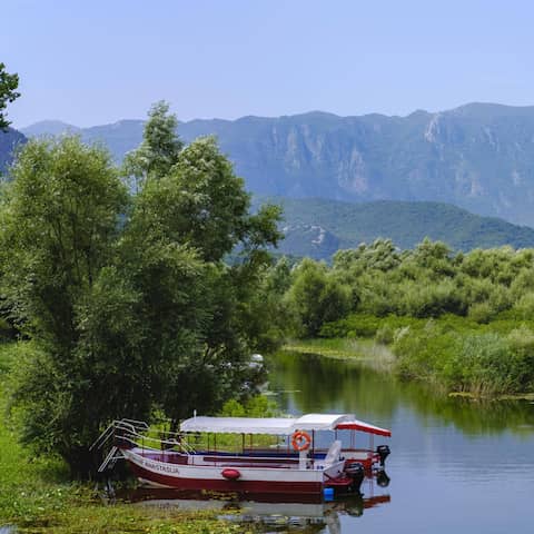 Ein Ausflugsboot auf einem See in Montenegro (Foto: imago/imagebroker)