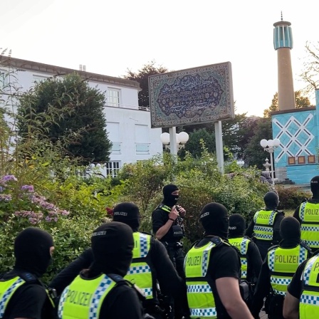 Polizistinnen und Polizisten stürmen die Blaue Moschee.