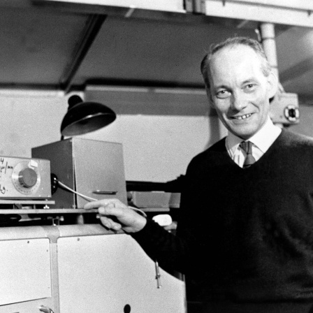 Manfred Eigen in seinem Labor am Max-Planck-Institut in Göttingen im Oktober 1967
