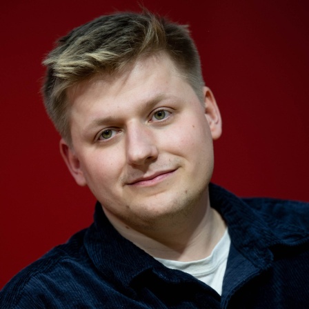 Sebastian Hotz alias &#034;El Hotzo&#034; bei SWR1 Leute: bei Instagram &amp; Twitter (X) ist er bekannt für scharfe Satire über Alltag und Politik, im TV ist er Autor für Jan Böhmernann im ZDF Magazin Royale. Jetzt hat er sein Debut als Schriftsteller mit dem Roman &#034;Mindset&#034;.