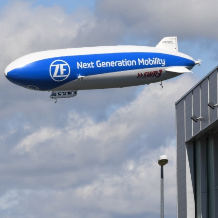 Ein Zeppelin NT fliegt über Friedrichshafen. Zeppelin-Geschäftsführer Breuer gab bekannt, dass sein Unternehmen seit sieben Jahren eine Projektgesellschaft in den USA beliefert.
