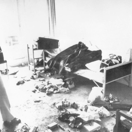 Ankie Spitzer, die Witwe des von arabischen Terroristen ermordeten israelischen Fechttrainers, steht am 09.09.1972 fassungslos in dem verwüsteten Raum des Münchner Olympischen Dorfes.