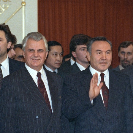 Der ukrainische Präsident Leonid Krawtschuk (zweiter von links), der kasachische Präsident Nursultan Nasarbajew (zweiter von rechts) und Präsident Boris Jelzin (erster rechts) nach der Unterzeichnung einer Erklärung zur Gründung der Gemeinschaft Unabhängiger Staaten am  21.12.1991