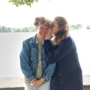 Juliane Bergmann flüstert Lisa Kreißler ins Ohr. 