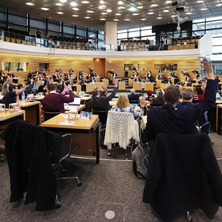 Abgeordnete sitzen im Plenarsaal des Landtages beim Sonderplenum mit Beschluss des Landeshaushalts für 2023.
