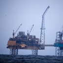 Erdgas-Plattform Elgin (Total) in der Nordsee vor der schottischen Kueste. Nach einem Unfall tritt Methan-Gas aus einem der Bohrloecher.