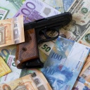 Banknoten und Pistole