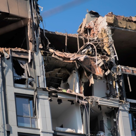 Ein durch einen russischen Raketenwerfer beschädigtes Gebäude im ukrainischen Dnipro