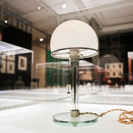 Die Tischlampe MT 9 von Wilhelm Wagenfeld ist in einer Ausstellung zu sehen.  