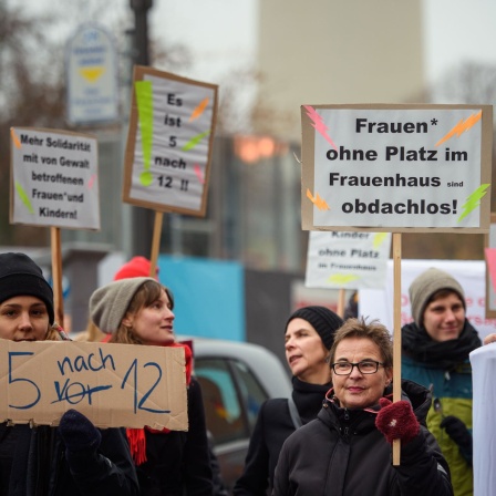 Teilnehmerinnen einer Demonstration für mehr finanzielle Mittel in Frauenhäusern und Vereinen