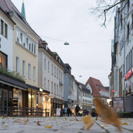 Symbol Kunjunkturkrise: Wenig Fußgänger in einer Einkaufsstraße im Herbst (Bild: imago images/ecomedia/robert fishman)