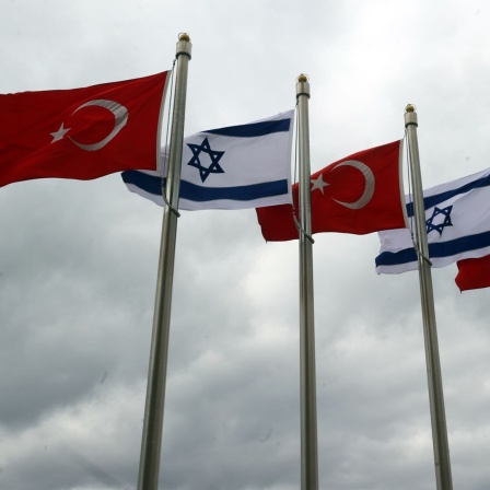 Mehrere Flaggen der Türkei und von Israel hängen nebeneinander.
