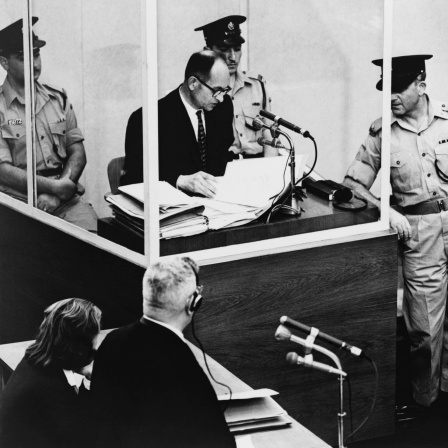 Adolf Eichmann sagt bei seinem Kriegsverbrecherprozess 1961 in Jerusalem aus. Eichmann wird von seinem Anwalt Robert Servatius (unten links) befragt. Eichmann wurde für schuldig befunden, die Massendeportation von Juden in Vernichtungslager in den von Deutschland besetzten Gebieten organisiert zu haben.