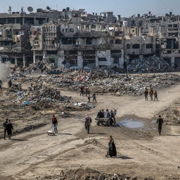 Palästinenser laufen durch ein von israelischen Luftschlägen zerstörtes urbanes Gebiet im Norden des Gazastreifens. (11.02.2024)