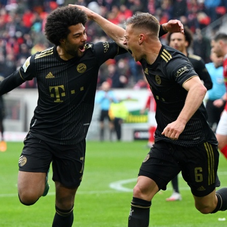 Serge Gnarby (l.) und Joshua Kimmich vom FC Bayern München bejubeln gemeinsam das Tor zum 2:1