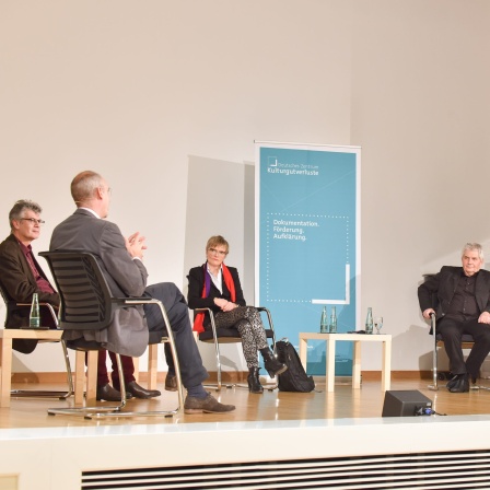 Teilnehmer beim Plenum zu Kunstraub in der DDR